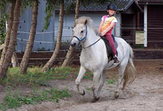 Kinder bei der Hippotherapie