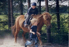 Kinder bei der Hippotherapie